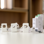 Medidor de consumo eléctrico trifásico con control solar y red WiFi