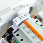 Medidor de consumo eléctrico trifásico con control solar y red WiFi