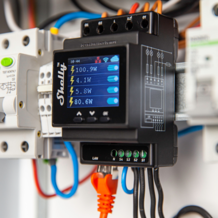 Interruptor inteligente para controlar y medir 4 enchufes desde casa